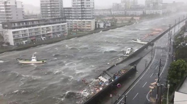 Cảnh tượng đáng sợ do mưa bão tại thành phố Nishinomiya, quân Hyogo, Nhật Bản do người dân ghi lại. Ảnh: Twitter