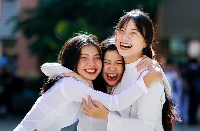 Ba cô gái Uyên Trinh, Ngân Quỳnh, Phương Nghi (lớp 12C8) ôm chầm lấy nhau, rít rít trò chuyện. Năm nay là cuối cấp rồi, chúng em tự nhủ phải cố gắng chăm học cũng như dành cho nhau những tình cảm đẹp nhất của lứa tuổi học trò, Uyên Nghi chia sẻ. Ảnh: Quỳnh Trần.