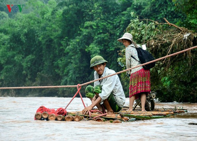 Do mùa lũ, nước suối Nậm Chim lên cao, cuốn trôi cầu tạm bằng tre nên người dân phải dùng bè tre, căng dây thừng qua suối để đi lại.