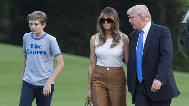 Vợ chồng Tổng thống Trump v&agrave; con trai Barron. Ảnh: AFP.