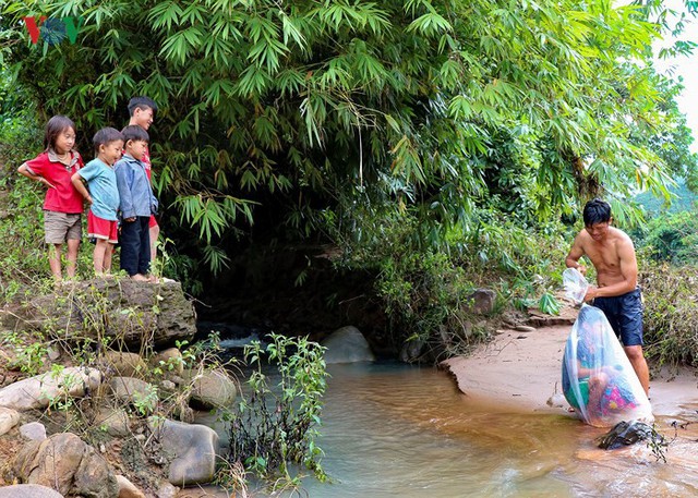 Hiện tại chưa có cầu nên vào mùa lũ, bất đắc dĩ người dân phải dùng cách vượt sông nguy hiểm này.