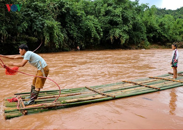 Ngoài chui túi nilon, cách vượt suối duy nhất là dùng bè mảng...