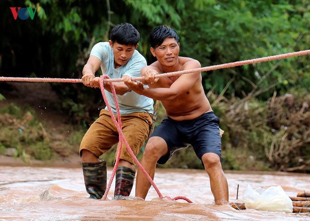 Việc đi lại bằng cách này đối với người lớn vô cùng vất vả…