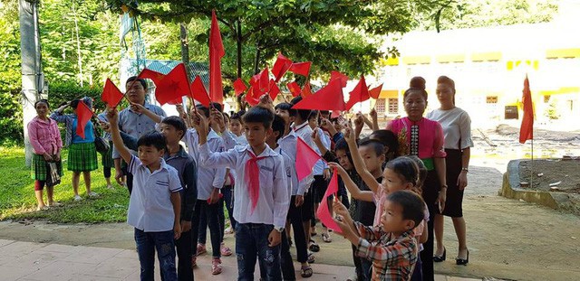 Áo trắng, khăn quàng đỏ, các em học sinh Trường PTDTBT THCS Tà Hộc tươi vui vẫy cờ chào năm học mới