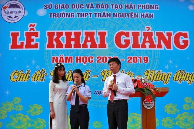 
Em Nguyễn Ngọc Phương Chi – lớp 10 THPT Trần Nguyên Hãn (Hải Phòng) là tấm gương gây xúc động trong Lễ khai giảng.             Ảnh: Minh Lý- Diễm Hằng
