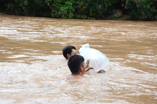 
Hình ảnh học sinh chui túi nilong qua suối dù có thật song vẫn là ít xảy ra vì học sinh ở tại trường. Ảnh: TL
