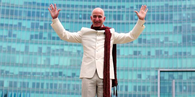 Jeff Bezos - nhà sáng lập kiêm CEO đại gia thương mại điện tử - Amazon là người giàu nhất thế giới hiện tại, với khối tài sản hiện lên tới 168 tỷ USD, theo Bloomberg.