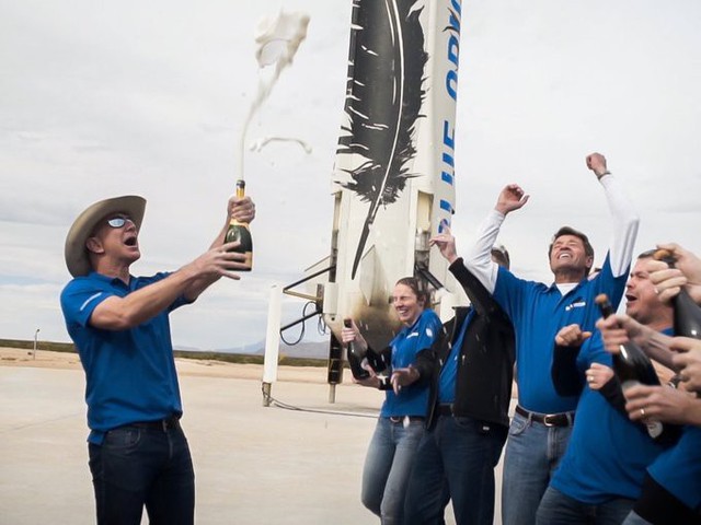 Dự án tham vọng nhất của Bezos là Blue Origin - công ty nghiên cứu du lịch vũ trụ.