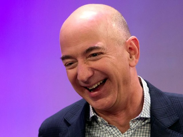 Bezos hiện là cổ đông lớn nhất của Amazon, với 16%. Ông cũng đầu tư vào nhiều công ty khác, cả ở cấp độ cá nhân lẫn qua công ty Bezos Expeditions.