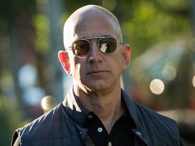 Bezos cũng là một trong những chủ đất lớn nhất Mỹ. Trong đó có một bất động sản gồm 2 căn nhà trên diện tích 21.400 m2 tại bang Washington, không xa trụ sở của Amazon tại Seattle.