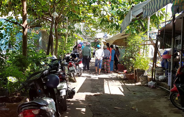 Hàng xóm bàng hoàng khi hay tin anh Hiền sát hại vợ. Ảnh: Lê Trai.