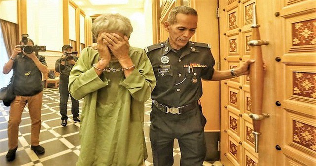 Bị c&aacute;o che mặt khi hầu t&ograve;a.