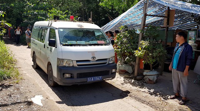 Thi thể người vợ được đưa về nhà xác. Ảnh: Lê Trai.