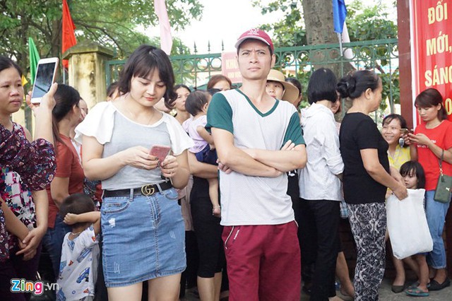 Nhiều phụ huynh cho biết được th&ocirc;ng b&aacute;o đ&oacute;ng tiền h&ocirc;m 26/8 v&agrave; đ&atilde; nộp một khoản. Ảnh: Nguyễn Sương.