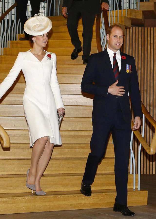 Hoàng tử William thường đi trước vợ 1 -2 bước để hỗ trợ Kate khi đi xuống cầu thang.