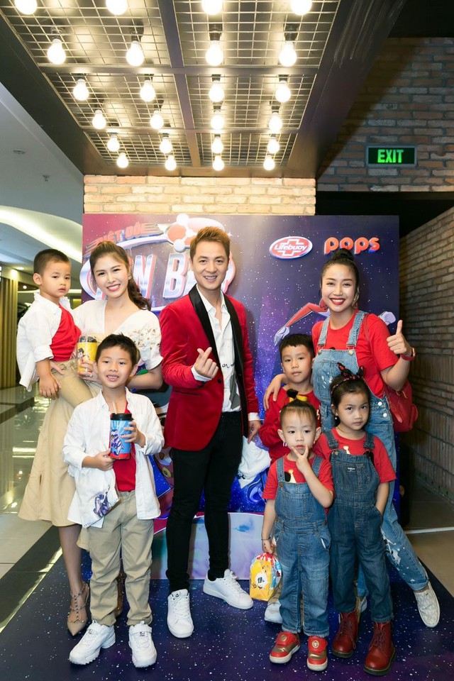 Gia đình Thủy Anh – Đăng Khôi cùng 4 mẹ con MC Ốc Thanh Vân háo hứng tại buổi ra mắt series phim “Biệt đội Ion bạc”