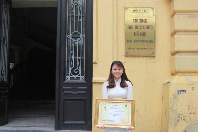 SV Nguyễn Thị Thùy Dung nhận học bổng Dạ Hương dành cho nữ sinh xuất sắc