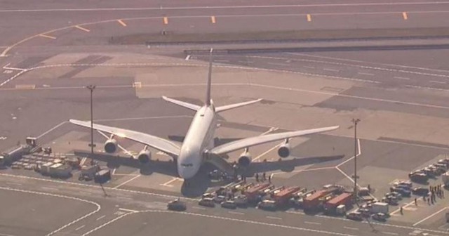 Chiếc máy bay hai tầng của Emirates bị cách ly bởi hàng rào xe cứu thương, cứu hỏa và cảnh sát trên sân bay JFK, New York, sáng 5/9. Ảnh: Reuters.