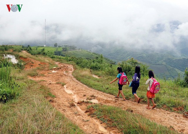 Con đường dài gần 20km từ bản Huổi Hạ đến trung tâm xã chỉ đi xe máy được vào mùa khô nên khó vận chuyển vật liệu để xây cầu. (Ảnh: VOV)