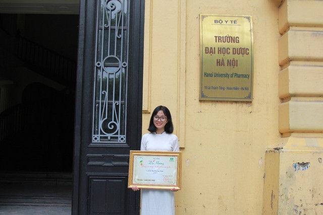Sinh viên Nguyễn Thị Phương Thảo nhận học bổng Dạ Hương dành cho nữ sinh khó khăn vươn lên trong học tập