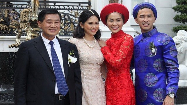 Hà Tăng cùng bố mẹ chồng trong ngày cưới.