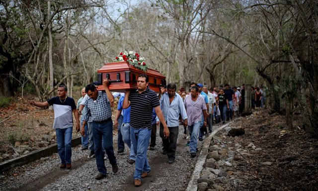 Cảnh sát mang quan tài chứa thi thể của Pedro Huesca, điều tra viên mất tích năm 2013, rời hiện trường khu mộ tập thể vừa được phát hiện tại bang Veracruz. Ảnh: AP.