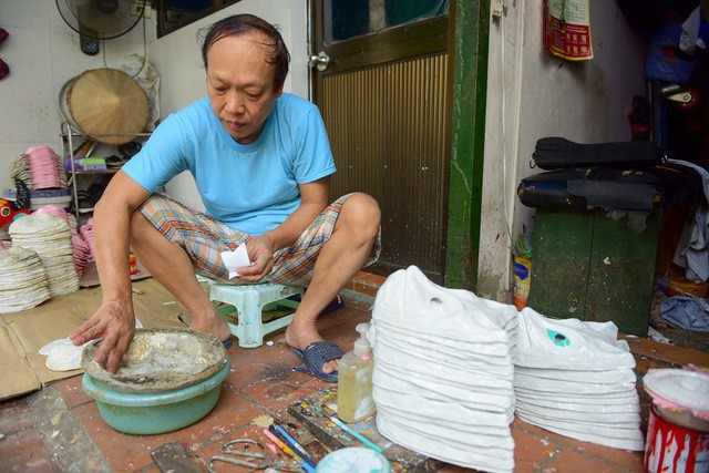 Mặt nạ giấy bồi là món đồ chơi từng rất được yêu thích, nhất là trong dịp Trung thu. Đến nay, món đồ chơi truyền thống này đã dần mai một do các loại đồ chơi hiện đại lấn át, chỉ còn một số người tìm mua. Ở khu phố cổ Hà Nội, vợ chồng nghệ nhân Nguyễn Văn Hòa là hộ gia đình duy nhất vẫn còn giữ nghề làm mặt nạ giấy bồi.