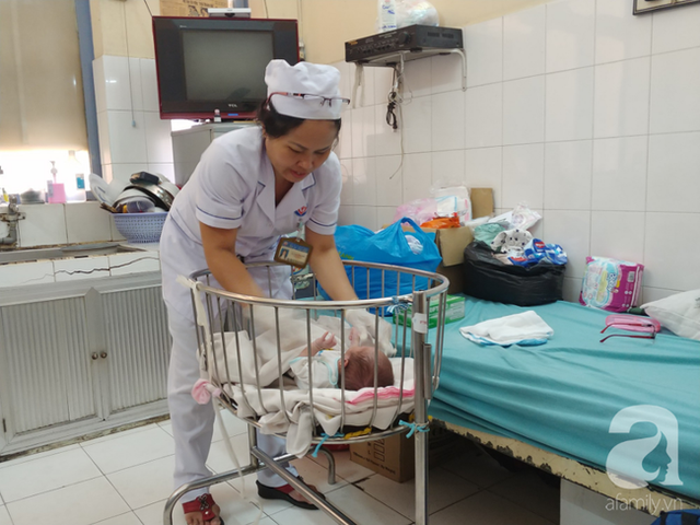 B&eacute; được đưa v&agrave;o ph&ograve;ng trực điều dưỡng để c&aacute;c nh&acirc;n vi&ecirc;n y tế thay phi&ecirc;n nhau chăm s&oacute;c.