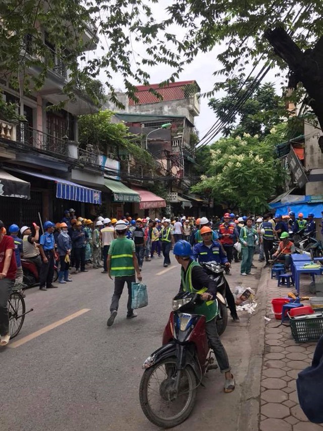 
Tại khu vực bến xe Lương Yên cũ, công nhân xây dựng tòa nhà cao tầng trên đường Lương Yên sơ tán khi có động đất. Ảnh: Facebook Nguyen Tien Lam
