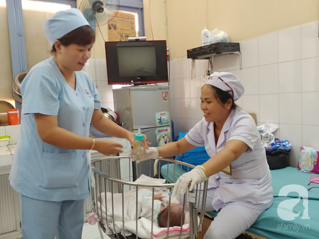 Cậu b&eacute; sắp được chuyển về nơi ở mới.