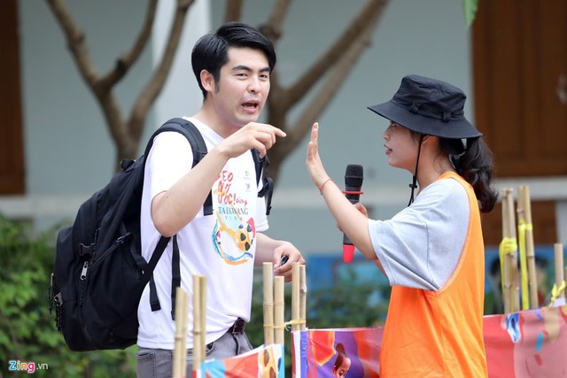
Lee Dong-jun lu&ocirc;n c&oacute; mặt ở những sự kiện c&oacute; kh&aacute;ch h&agrave;ng của m&igrave;nh tham gia d&ugrave; cho anh sống ở Seoul, H&agrave;n Quốc. Ảnh: Minh Chiến.
