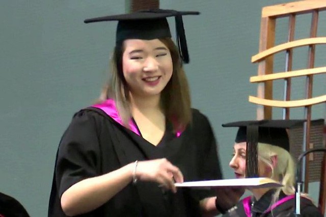 
Trong buổi lễ tốt nghiệp của Wan chỉ c&oacute; sự xuất hiện của bố v&agrave; c&aacute;c em chứ kh&ocirc;ng hề c&oacute; b&agrave; Chen.
