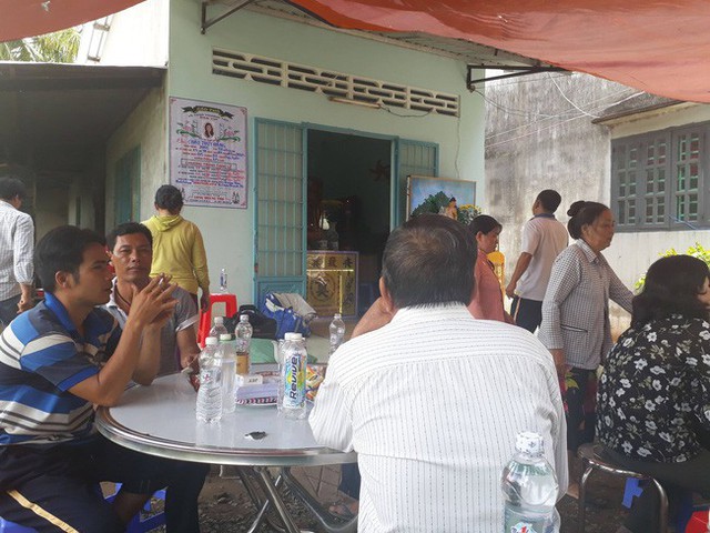 Cảnh đau lòng của đám tang đôi vợ chồng trẻ.