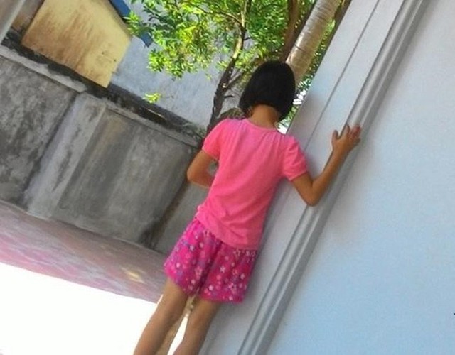 Quen nhau qua Facebook, bé gái 12 tuổi bị nam thanh niên nhiều lần dụ dỗ để quan hệ tình dục (Ảnh minh họa).