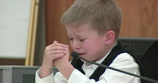 Cậu bé khóc nức nở khi nhìn thấy mẹ trên phiên tòa.