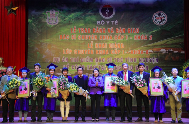 PGS.TS. Nguyễn Thị Kim Tiến, Bộ trưởng Bộ Y tế cùng các vị đại biểu tặng hoa chúc mừng các bác sỹ và đại diện các bệnh viện nơi công tác của các bác sỹ trẻ tình nguyện