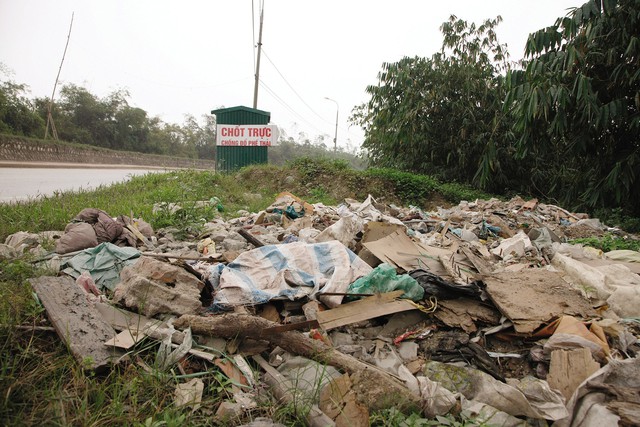 
Phế thải nằm không xa chốt canh phòng.
