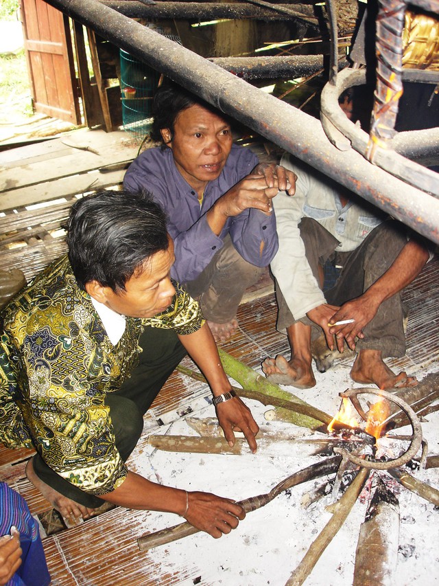 
Ông Đinh Dầu vào bếp, nhóm lửa và nung dao.
