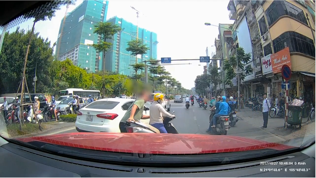 
Người phụ nữ điều khiển xe máy đã cố tình sử dụng điện thoại giữa đường, bất chấp dòng phương tiện đang lưu thông nên một anh Tây phải ra tay kéo cả người và vào lề đường. Ảnh cắt từ clip

 
