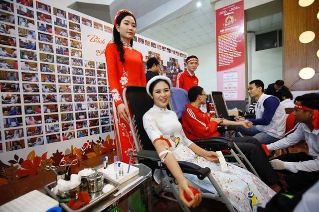 
Hoa hậu Ngọc Hân tươi cười khi tham gia hiến máu.
