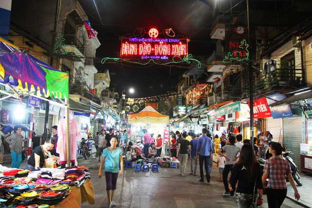 Phố đi bộ và Chợ đêm Đồng Xuân là điểm du lịch thu hút đông đảo khách gần xa