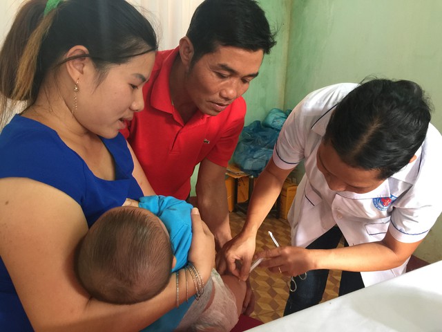 
Tiêm vaccine cho trẻ ở xã Ia Hrung, huyện Ia Grai, tỉnh Gia Lai. Ảnh: V.Thu
