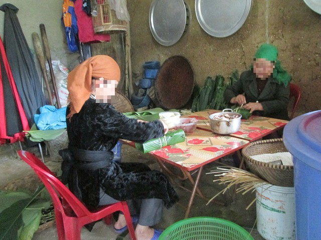 
Những ngày cuối năm, chị T sẽ cùng mẹ chồng gói bánh chưng nếu như có khách đặt hàng. Ảnh: NT
