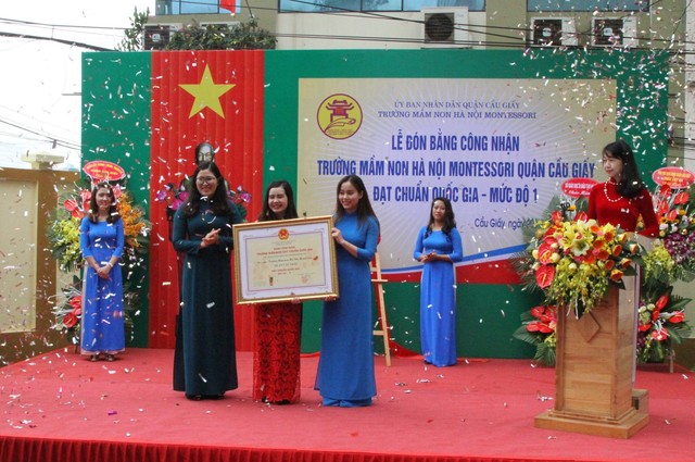 
Lãnh đạo UBND quận Cầu Giấy trao bằng công nhận cho trường Mầm non Hà Nội Montessori.
