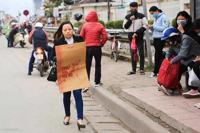 Cô gái lấy cả tờ lịch để chắn gió.