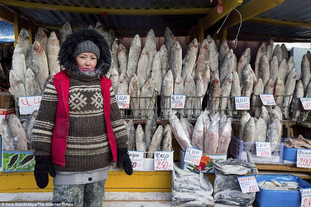 
Người dân sống bằng nghề bán cá tuyết.
