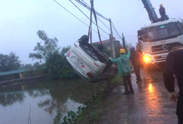 
Lực lượng cứu hộ trục vớt chiếc xe ô tô gặp nạn. Ảnh: Bạn đọc cung cấp
