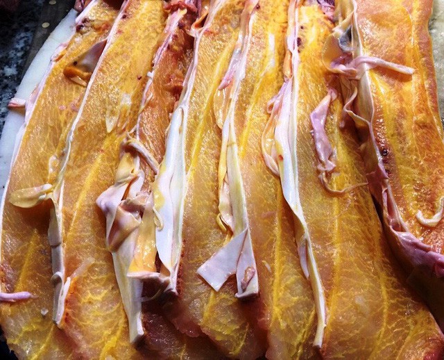 Thịt cá hô sau khi cắt ra có màu vàng với những đường gân và mỡ li ti, giá mỗi ký cá hô loại lớn là 7 triệu đồng