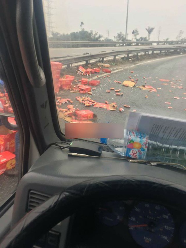 Nhiều th&ugrave;ng coca đổ lăn l&oacute;c ra đường.