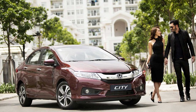 Mẫu xe ăn khách nhất của Honda được giảm giá ngay dịp đầu năm 2018
Được biết, việc điều chỉnh giá bán của Honda City bắt nguồn từ việc thuế tiêu thụ đặc biệt với ô tô chở người từ 9 chỗ ngồi trở xuống có dung tích động cơ dưới 1.500 phân khối được giảm từ 40% xuống 35% kể từ 1/1/2018. Mẫu xe này nằm trong diện được giảm 5% thuế tiêu thụ đặc biệt kể từ thời điểm 1/1/2018.

Honda City là mẫu xe ăn khách nhất của hãng xe Honda. Được khai sinh vào năm 1996, qua hơn 20 năm phát triển, Honda City đã trở thành một mẫu xe toàn cầu của Honda. Tính đến hết tháng 4/2017, đã có gần 3.5 triệu xe Honda City được giao đến tay khách hàng trên toàn thế giới.

Mẫu xe này được giới thiệu tại thị trường Việt Nam từ tháng 9/2014. Đây là một trong những mẫu sedan cỡ nhỏ bán chạy nhất phân khúc hạng B.

Năm 2017 vừa qua được đánh giá là một năm thành công của Honda City tại Việt Nam. Tính tổng 11 tháng đầu năm 2017, đã có 6.366 xe Honda City đến tay khách hàng. Honda City tiếp tục là sản phẩm bán chạy hàng đầu phân khúc.

Năm 2018 này, thị trường ô tô Việt Nam sẽ đón nhận nhiều các chính sách, nghị định mới với nhiều mong chờ về thuế giảm dẫn tới giá xe giảm. Việc Honda giảm giá cho mẫu ô tô bán chạy nhất của mình ngay từ đầu năm báo hiệu cuộc đua giảm giá xe trên thị trường ô tô Việt sẽ rất hấp dẫn, kịch tính.

Theo Tuấn Dũng

Vietnamnet
